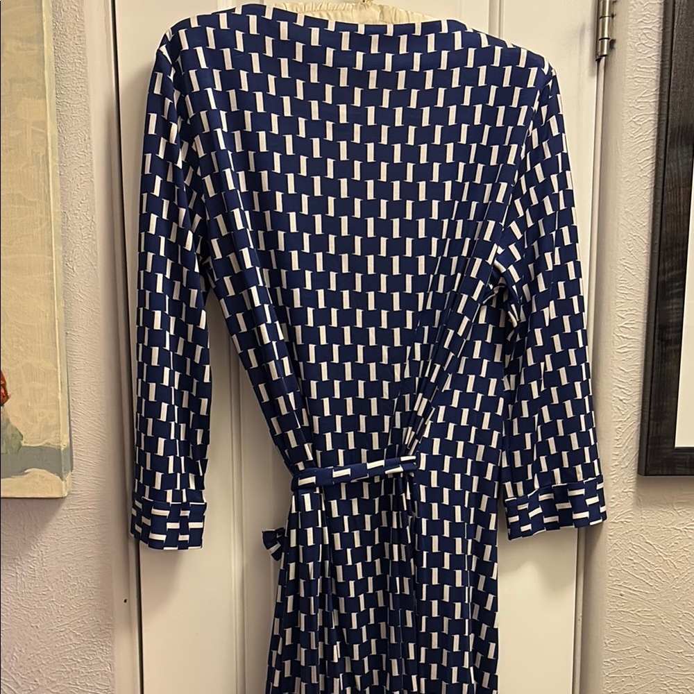 Diane Von Furstenberg Wrap Dress  Blue and White Pattern like new - Picture 4 of 4
